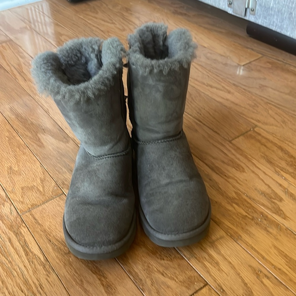 Women’s UGG Bailey Bow II size 7